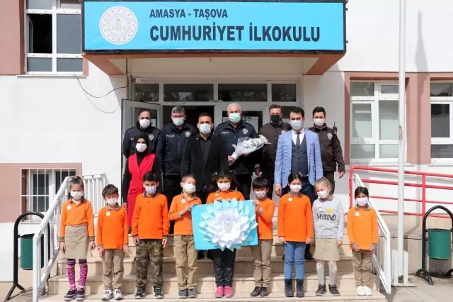 Son dakika haberleri: İhbara giden polislere öğrencilerden sürpriz Son dakika haberleri: İhbara giden polislere öğrencilerden sürpriz