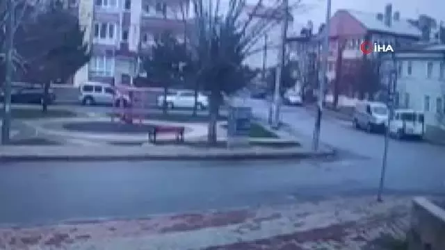 İki aracın çarpıştığı feci kaza kamerada İki aracın çarpıştığı feci kaza kamerada