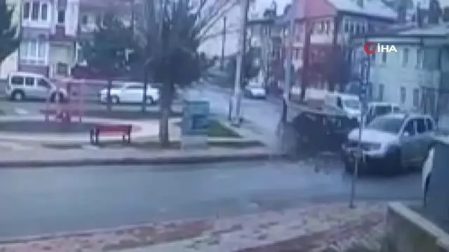 İki aracın çarpıştığı feci kaza kamerada İki aracın çarpıştığı feci kaza kamerada