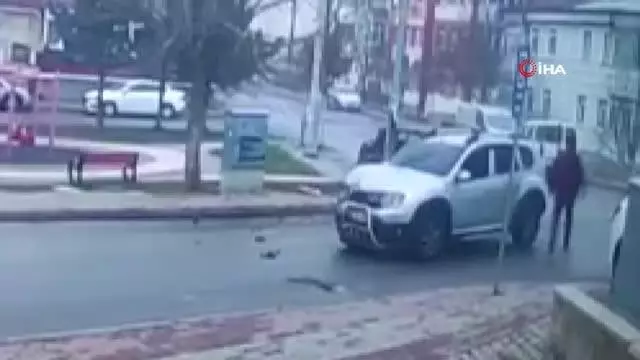 İki aracın çarpıştığı feci kaza kamerada İki aracın çarpıştığı feci kaza kamerada
