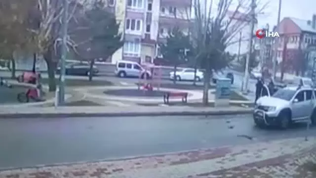 İki aracın çarpıştığı feci kaza kamerada İki aracın çarpıştığı feci kaza kamerada