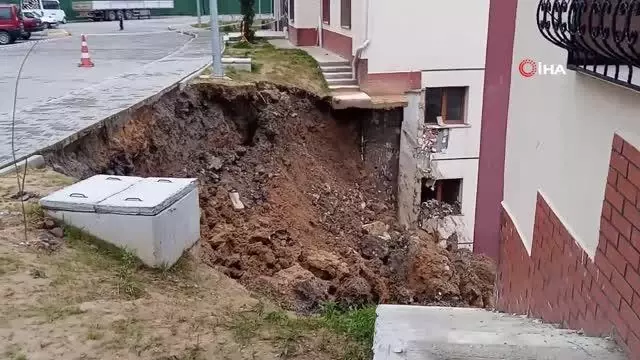 İki bina arasında meydana gelen heyelan sonucunda istinat duvarı çöktü İki bina arasında meydana gelen heyelan sonucunda istinat duvarı çöktü