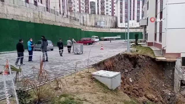 İki bina arasında meydana gelen heyelan sonucunda istinat duvarı çöktü İki bina arasında meydana gelen heyelan sonucunda istinat duvarı çöktü