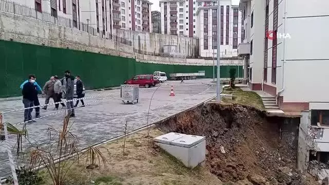 İki bina arasında meydana gelen heyelan sonucunda istinat duvarı çöktü İki bina arasında meydana gelen heyelan sonucunda istinat duvarı çöktü