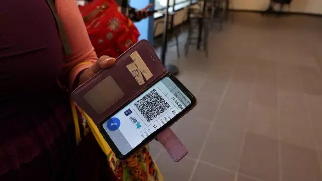 İngiltere'de Covid pasaportu tartışması: 'Ayrımcılığa yol açar' İngiltere'de Covid pasaportu tartışması: 'Ayrımcılığa yol açar'