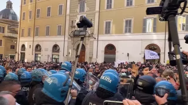 İtalya'da küçük işletme sahipleri, Kovid-19 tedbirlerini protesto etti İtalya'da küçük işletme sahipleri, Kovid-19 tedbirlerini protesto etti