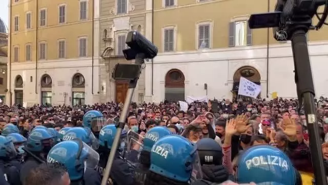 İtalya'da küçük işletme sahipleri, Kovid-19 tedbirlerini protesto etti İtalya'da küçük işletme sahipleri, Kovid-19 tedbirlerini protesto etti