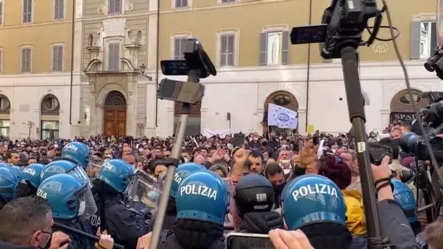 İtalya'da küçük işletme sahipleri, Kovid-19 tedbirlerini protesto etti İtalya'da küçük işletme sahipleri, Kovid-19 tedbirlerini protesto etti