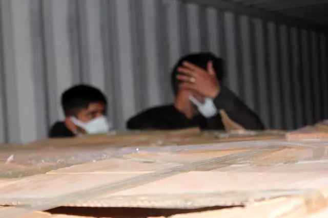 Bisküvi taşıyan konteynerlerin içinde aralarında çocukların da bulunduğu çok sayıda göçmen yakalandı Bisküvi taşıyan konteynerlerin içinde aralarında çocukların da bulunduğu çok sayıda göçmen yakalandı