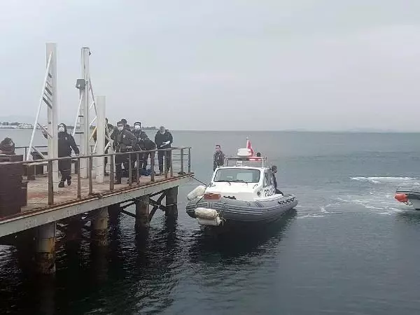 İzmir'de denizde erkek cesedi bulundu İzmir'de denizde erkek cesedi bulundu