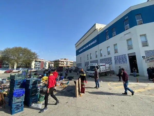 İzmir'de fırtına; kültür merkezinin uçan çatısı, pazar yerine düştü (2)- Yeniden İzmir'de fırtına; kültür merkezinin uçan çatısı, pazar yerine düştü (2)- Yeniden