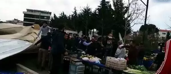İzmir'de fırtına; kültür merkezinin uçan çatısı, pazar yerine düştü (2)- Yeniden İzmir'de fırtına; kültür merkezinin uçan çatısı, pazar yerine düştü (2)- Yeniden