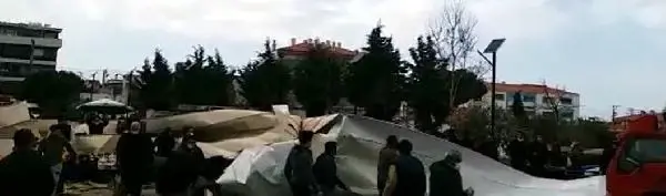 İzmir'de fırtına; kültür merkezinin uçan çatısı, pazar yerine düştü (2)- Yeniden İzmir'de fırtına; kültür merkezinin uçan çatısı, pazar yerine düştü (2)- Yeniden