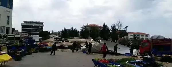 İzmir'de fırtına; kültür merkezinin uçan çatısı, pazar yerine düştü (2)- Yeniden İzmir'de fırtına; kültür merkezinin uçan çatısı, pazar yerine düştü (2)- Yeniden