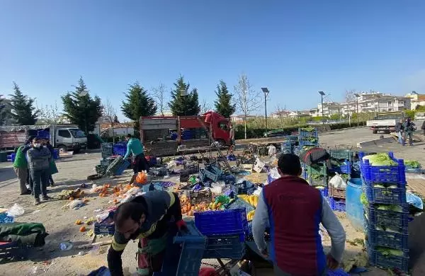 İzmir'de fırtına; kültür merkezinin uçan çatısı, pazar yerine düştü (2)- Yeniden İzmir'de fırtına; kültür merkezinin uçan çatısı, pazar yerine düştü (2)- Yeniden