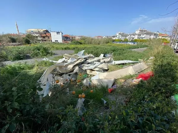 İzmir'de fırtına; kültür merkezinin uçan çatısı, pazar yerine düştü (2)- Yeniden İzmir'de fırtına; kültür merkezinin uçan çatısı, pazar yerine düştü (2)- Yeniden