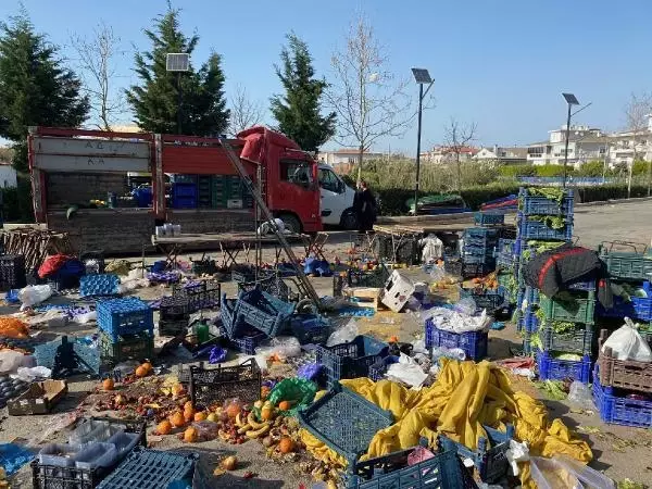 İzmir'de fırtına; kültür merkezinin uçan çatısı, pazar yerine düştü (2)- Yeniden İzmir'de fırtına; kültür merkezinin uçan çatısı, pazar yerine düştü (2)- Yeniden