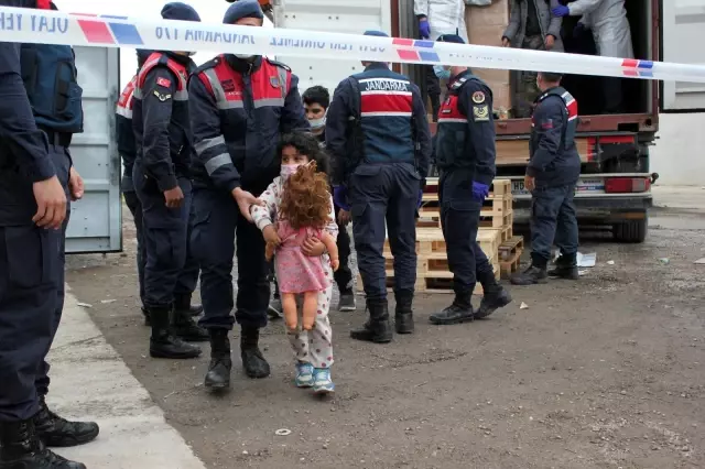 İzmir'de konteyner içinde yakalanan 91 düzensiz göçmen karakola götürüldü İzmir'de konteyner içinde yakalanan 91 düzensiz göçmen karakola götürüldü