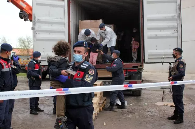 İzmir'de konteyner içinde yakalanan 91 düzensiz göçmen karakola götürüldü İzmir'de konteyner içinde yakalanan 91 düzensiz göçmen karakola götürüldü
