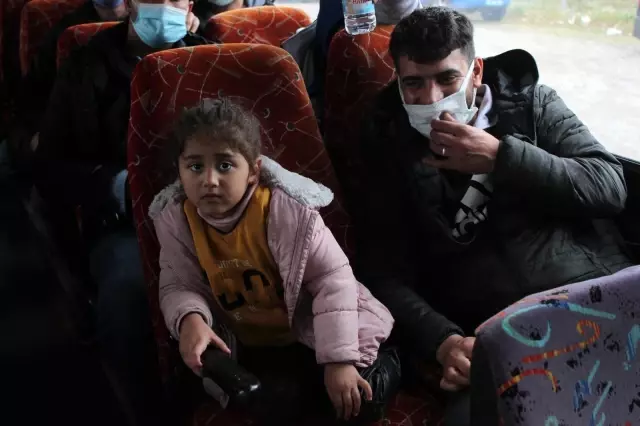 İzmir'de konteyner içinde yakalanan 91 düzensiz göçmen karakola götürüldü İzmir'de konteyner içinde yakalanan 91 düzensiz göçmen karakola götürüldü