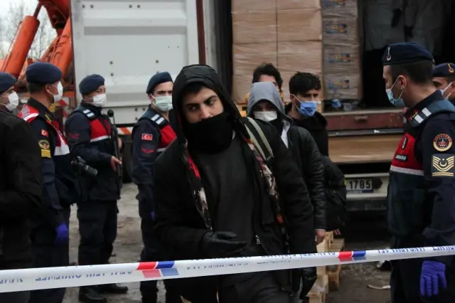 İzmir'de konteyner içinde yakalanan 91 düzensiz göçmen karakola götürüldü İzmir'de konteyner içinde yakalanan 91 düzensiz göçmen karakola götürüldü