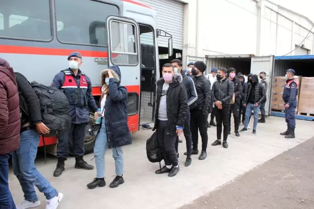 İzmir'de konteyner içinde yakalanan 91 düzensiz göçmen karakola götürüldü İzmir'de konteyner içinde yakalanan 91 düzensiz göçmen karakola götürüldü