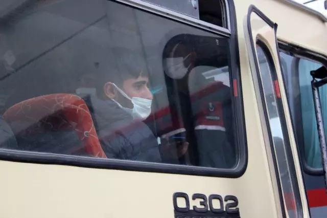 İzmir'de konteyner içinde yakalanan 91 düzensiz göçmen karakola götürüldü İzmir'de konteyner içinde yakalanan 91 düzensiz göçmen karakola götürüldü