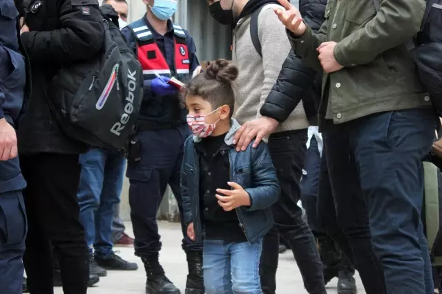 İzmir'de konteyner içinde yakalanan 91 düzensiz göçmen karakola götürüldü İzmir'de konteyner içinde yakalanan 91 düzensiz göçmen karakola götürüldü