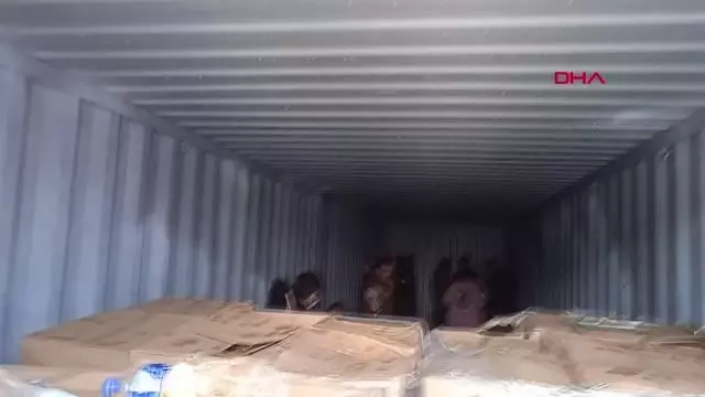 İzmir'deki depoda 1'i TIR'a yüklü 3 konteynerden 91 kaçak göçmen çıktı - Yeniden İzmir'deki depoda 1'i TIR'a yüklü 3 konteynerden 91 kaçak göçmen çıktı - Yeniden