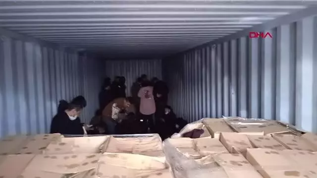 İzmir'deki depoda 1'i TIR'a yüklü 3 konteynerden 91 kaçak göçmen çıktı - Yeniden İzmir'deki depoda 1'i TIR'a yüklü 3 konteynerden 91 kaçak göçmen çıktı - Yeniden