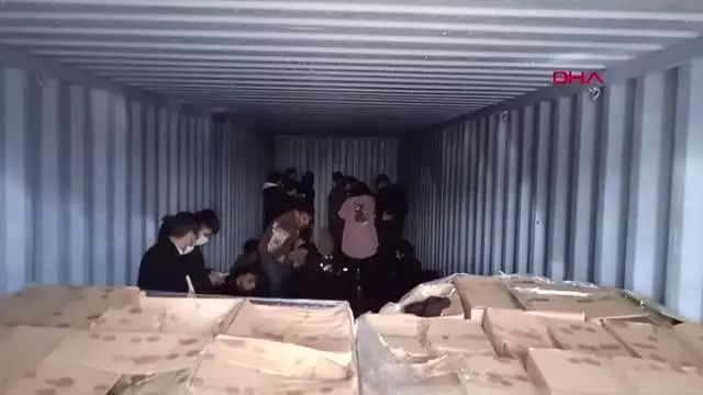 İzmir'deki depoda 1'i TIR'a yüklü 3 konteynerden 91 kaçak göçmen çıktı - Yeniden İzmir'deki depoda 1'i TIR'a yüklü 3 konteynerden 91 kaçak göçmen çıktı - Yeniden