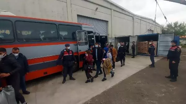 İzmir'deki depoda 1'i TIR'a yüklü 3 konteynerden 91 kaçak göçmen çıktı (2) İzmir'deki depoda 1'i TIR'a yüklü 3 konteynerden 91 kaçak göçmen çıktı (2)