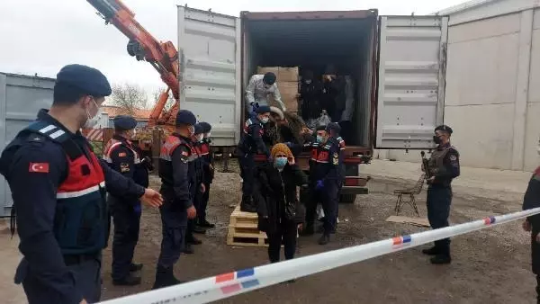 İzmir'deki depoda 1'i TIR'a yüklü 3 konteynerden 91 kaçak göçmen çıktı - Yeniden İzmir'deki depoda 1'i TIR'a yüklü 3 konteynerden 91 kaçak göçmen çıktı - Yeniden