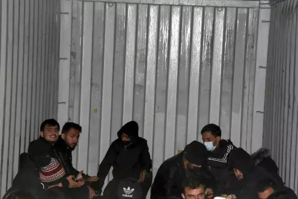 İzmir'deki depoda 1'i TIR'a yüklü 3 konteynerden 91 kaçak göçmen çıktı - Yeniden İzmir'deki depoda 1'i TIR'a yüklü 3 konteynerden 91 kaçak göçmen çıktı - Yeniden