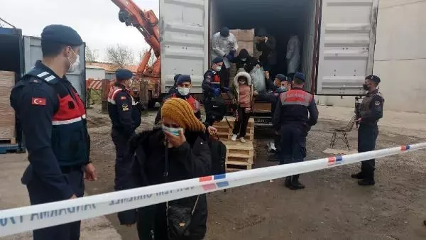 İzmir'deki depoda 1'i TIR'a yüklü 3 konteynerden 91 kaçak göçmen çıktı - Yeniden İzmir'deki depoda 1'i TIR'a yüklü 3 konteynerden 91 kaçak göçmen çıktı - Yeniden