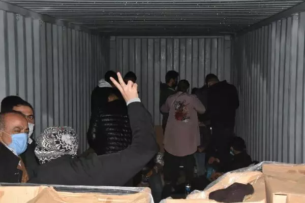 İzmir'deki depoda 1'i TIR'a yüklü 3 konteynerden 91 kaçak göçmen çıktı - Yeniden İzmir'deki depoda 1'i TIR'a yüklü 3 konteynerden 91 kaçak göçmen çıktı - Yeniden