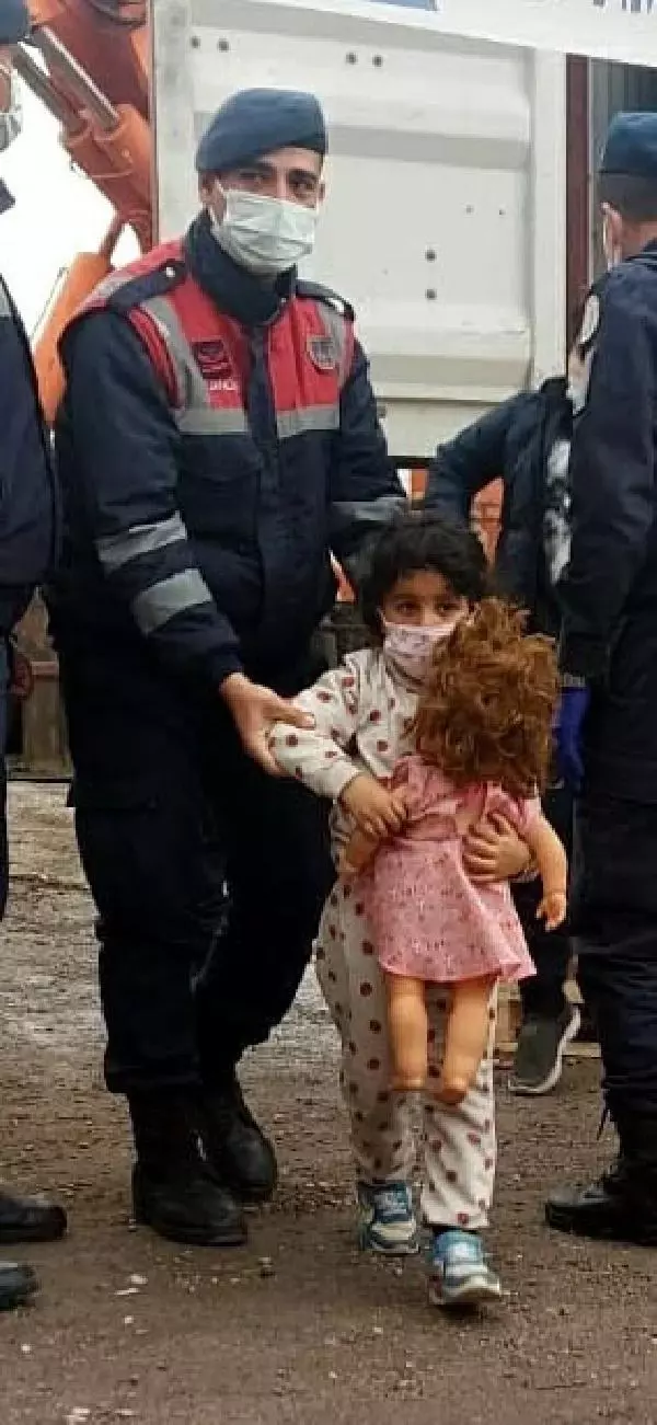 İzmir'deki depoda 1'i TIR'a yüklü 3 konteynerden 91 kaçak göçmen çıktı (2) İzmir'deki depoda 1'i TIR'a yüklü 3 konteynerden 91 kaçak göçmen çıktı (2)
