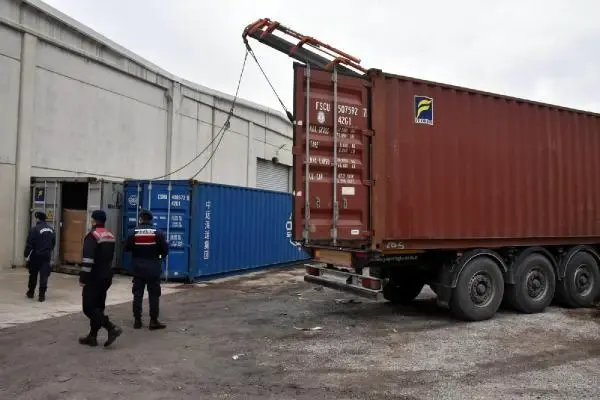 İzmir'deki depoda 1'i TIR'a yüklü 3 konteynerden 91 kaçak göçmen çıktı - Yeniden İzmir'deki depoda 1'i TIR'a yüklü 3 konteynerden 91 kaçak göçmen çıktı - Yeniden