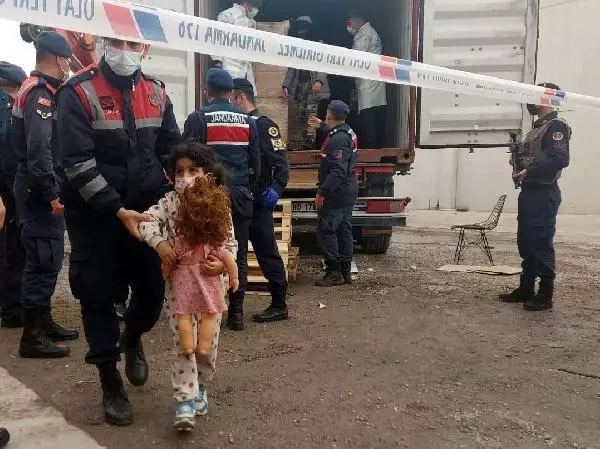 İzmir'deki depoda 1'i TIR'a yüklü 3 konteynerden 91 kaçak göçmen çıktı (2) İzmir'deki depoda 1'i TIR'a yüklü 3 konteynerden 91 kaçak göçmen çıktı (2)