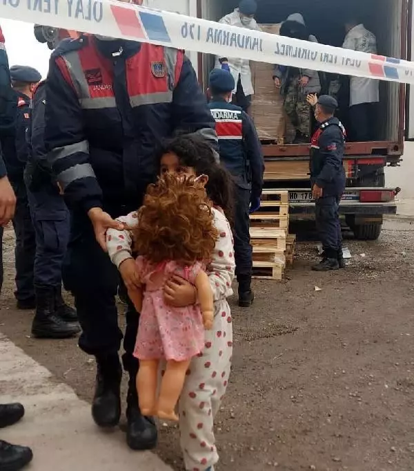 İzmir'deki depoda 1'i TIR'a yüklü 3 konteynerden 91 kaçak göçmen çıktı (2) İzmir'deki depoda 1'i TIR'a yüklü 3 konteynerden 91 kaçak göçmen çıktı (2)