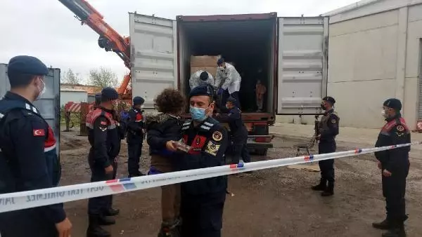 İzmir'deki depoda 1'i TIR'a yüklü 3 konteynerden 91 kaçak göçmen çıktı (2) İzmir'deki depoda 1'i TIR'a yüklü 3 konteynerden 91 kaçak göçmen çıktı (2)