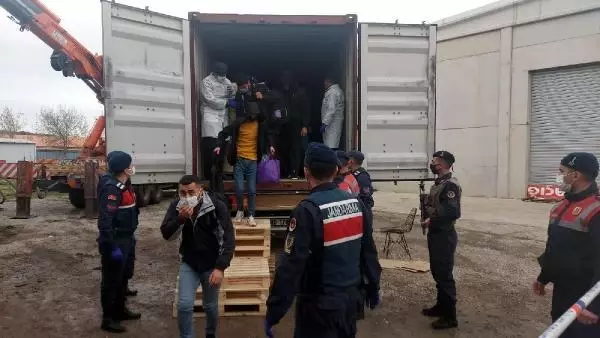 İzmir'deki depoda 1'i TIR'a yüklü 3 konteynerden 91 kaçak göçmen çıktı (2) İzmir'deki depoda 1'i TIR'a yüklü 3 konteynerden 91 kaçak göçmen çıktı (2)