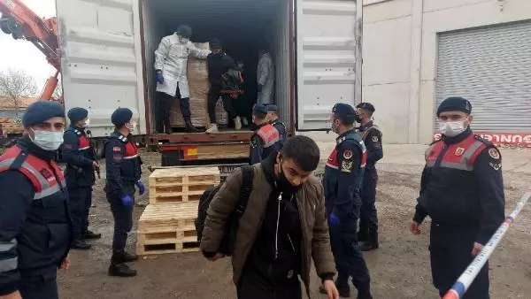 İzmir'deki depoda 1'i TIR'a yüklü 3 konteynerden 91 kaçak göçmen çıktı (2) İzmir'deki depoda 1'i TIR'a yüklü 3 konteynerden 91 kaçak göçmen çıktı (2)