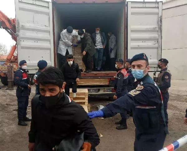 İzmir'deki depoda 1'i TIR'a yüklü 3 konteynerden 91 kaçak göçmen çıktı (2) İzmir'deki depoda 1'i TIR'a yüklü 3 konteynerden 91 kaçak göçmen çıktı (2)