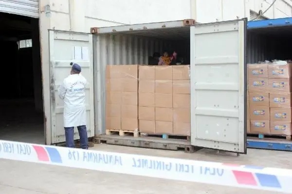 İzmir'deki depoda 1'i TIR'a yüklü 3 konteynerden 91 kaçak göçmen çıktı - Yeniden İzmir'deki depoda 1'i TIR'a yüklü 3 konteynerden 91 kaçak göçmen çıktı - Yeniden