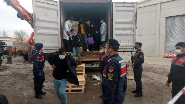 İzmir'deki depoda 1'i TIR'a yüklü 3 konteynerden 91 kaçak göçmen çıktı (2) İzmir'deki depoda 1'i TIR'a yüklü 3 konteynerden 91 kaçak göçmen çıktı (2)