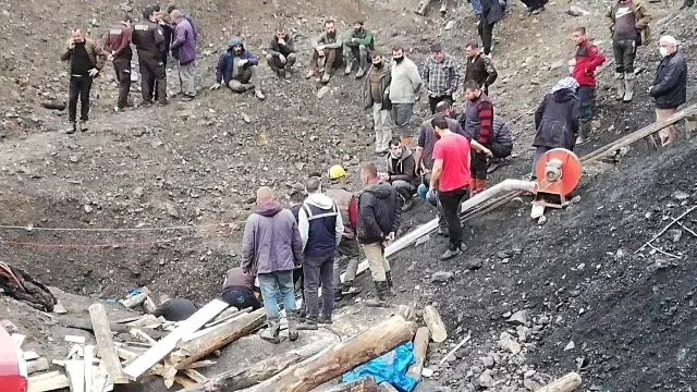 Kaçak maden ocağında mahsur kalan işçi çıkarıldı Kaçak maden ocağında mahsur kalan işçi çıkarıldı