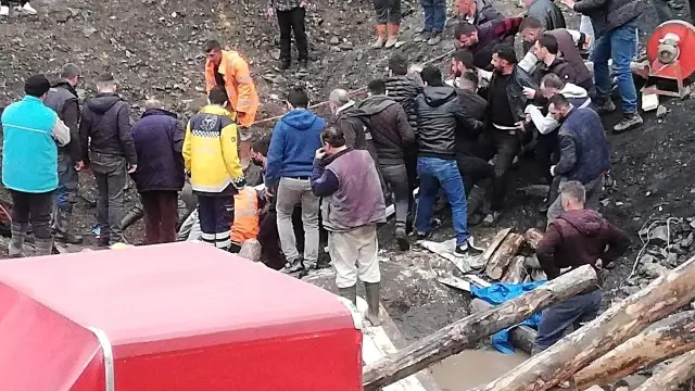 Kaçak maden ocağında mahsur kalan işçi çıkarıldı Kaçak maden ocağında mahsur kalan işçi çıkarıldı
