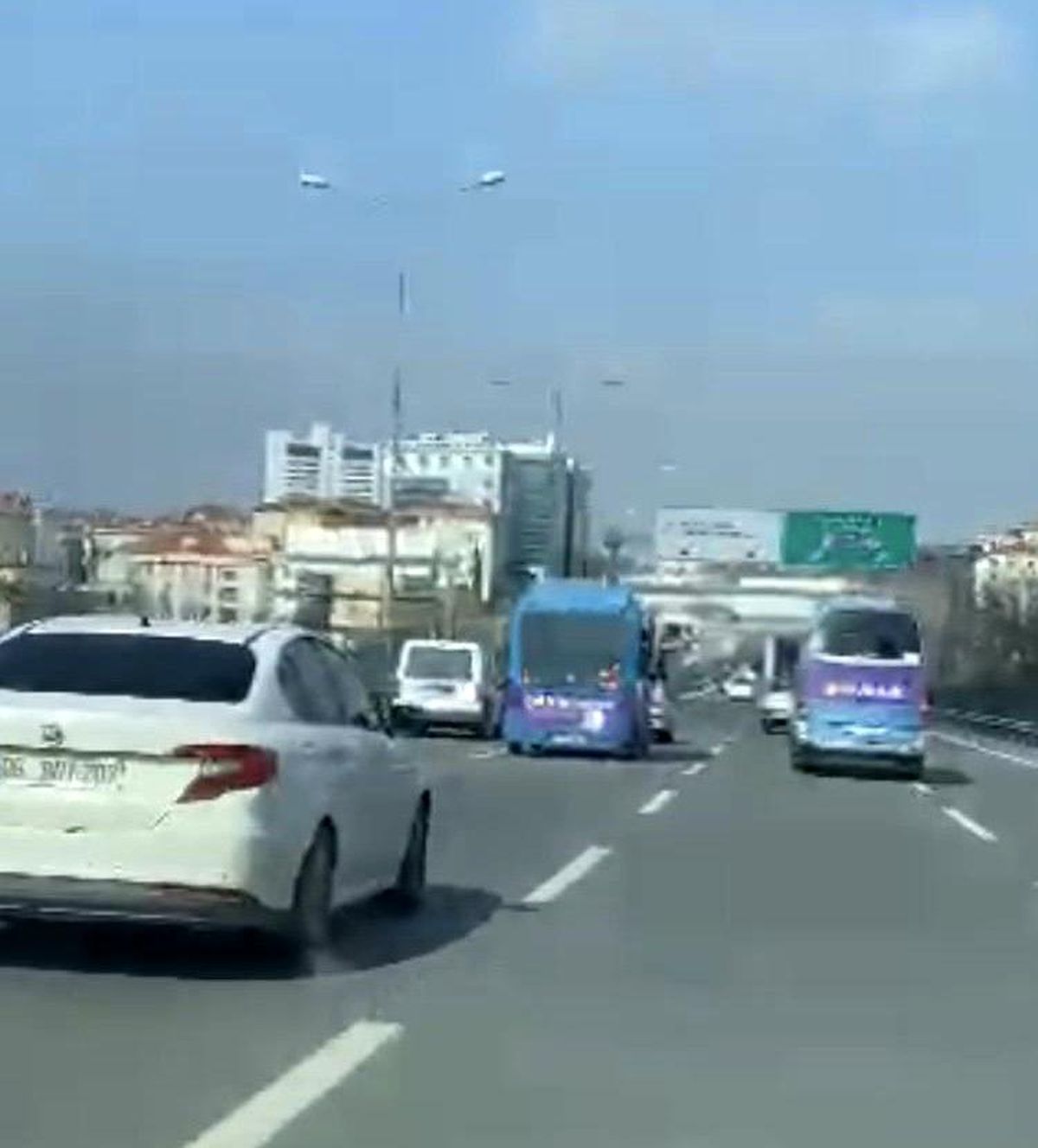 Kadıköy'de yolcu minibüsünün makas terörü kamerada