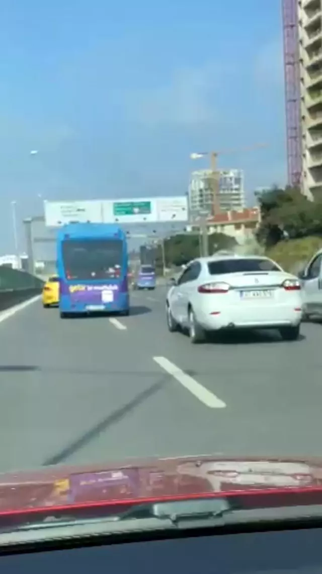 Kadıköy'de yolcu minibüsünün makas terörü kamerada Kadıköy'de yolcu minibüsünün makas terörü kamerada